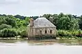 La maison dans la Loire von Jean-Luc Courcoult, im Unterlauf der Loire nahe Couéron. Juli 2018 bei Niedrigwasser