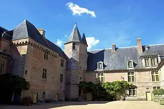 Hofansicht des Donjons (links), Blosset-Flügels (rechts) und Archiv-Turms (Mitte)