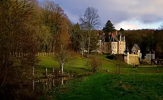 Blick auf das Schloss vom Bachlauf aus.