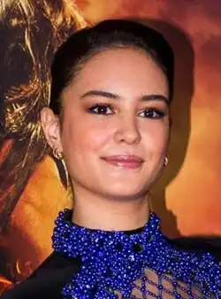 Courtney Eaton und Thomas Mann spielen Riley und Ethan