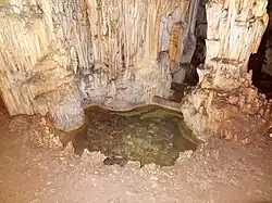 Tropfsteine mit Sinterbecken