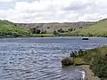 Der Speichersee Cowm Reservoir oberhalb des Ortes