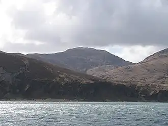 Gipfel des Glass Bheinn über den Islay-Sund mit den Hängen des Sgorr nam Faoileann und des Beinn na Caillich im Vordergrund