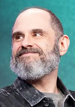 Craig Mazin lächelt.