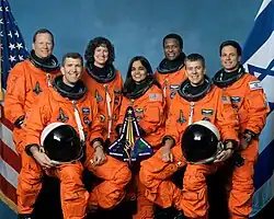 Vorne: Rick Husband, Kalpana Chawla, William McCool; Hinten: David Brown, Laurel Clark, Michael Anderson, Ilan Ramon (jeweils v.&nbsp;l.&nbsp;n.&nbsp;r.)