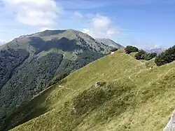 Der zur Bocca Giumella abfallende Kamm mit Stellungsresten, im Hintergrund von links nach rechts die Cima d’Oro, die Cima Pari und die Mazza di Pichea