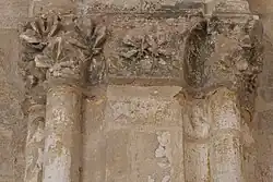 Blattkapitelle im Langhaus