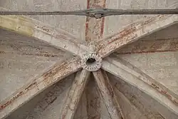 Gewölberippen und Schlussstein im Chor