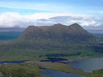Cùl Mòr, gesehen vom Stac Pollaidh im Westsüdwesten. Rechts im Vordergrund der Loch an Doire Dhuibh.