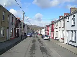 Die Currie Street von Cwm