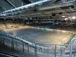Blick auf die Spielfläche im umgebauten Stadion (2014)