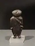 Nachkanonisches Idol aus schwarzem Stein, möglicherweise anatolisch unter kykladischem Einfluss, 4,8&nbsp;cm, Badisches Landesmuseum Karlsruhe