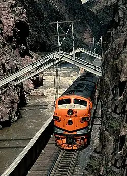 Zug und Hängebrücke in der Royal Gorge, 1965