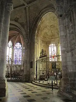 Rechts südöstliche Re­nais­sance­kapelle, links gotische Axialkapelle