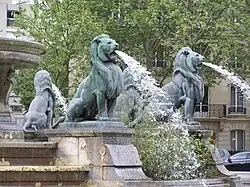 Die Löwen rund um den Brunnen