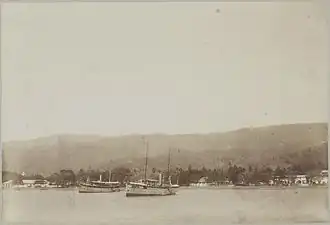 Die Bucht von Dili mit dem Dampfer Dilly im Vordergrund (1898)