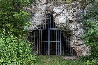 Höhleneingang der Kniegrotte