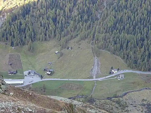 Blick ins Flüelatal zur Talstation des Skigebietes Pischa und dem Gasthof Alpenrose.