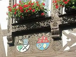 Wappen und Schnitzkunst