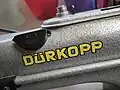 Logo-Darstellung auf einer Dürkopp Industrienähmaschine