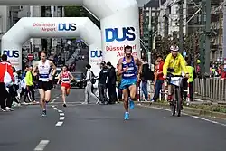 Asbjørn Ellefsen Persen (links, weißes Trikot) – Rang&nbsp;dreißig