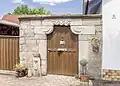 Kragsturz über einer Pforte, 1742 (Untereßfeld, Eßfelder Straße 5)