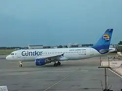 Flugzeug schaltet Scheinwerfer an und rollt zur Startbahn.