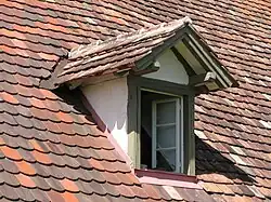 Standgaube mit Giebeldach (Satteldach- oder Giebelgaube)