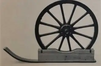 Rad der Feldküche in der Schneekufe