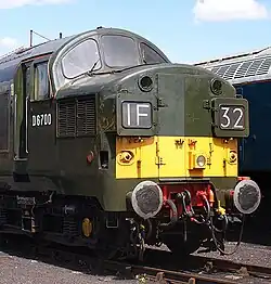 Ausführung mit geteilter Rollbandanzeige, Fronttür und Signalhörner im Vorbau