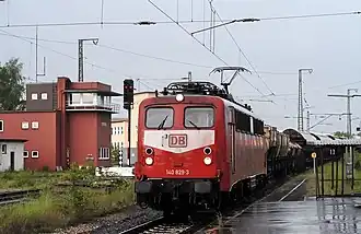 Ein durchfahrender Güterzug auf Gleis 11, im Hintergrund das Stellwerk „Lf“