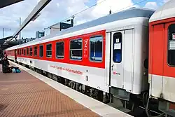 Einstiegstür auf der Seite des Rollstuhlabteils, mit kleinem Flügel, um Einstieg zu verbreitern.