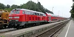 Doppelstockwagen hinter einer Lokomotive der Baureihe 218 in Dorfen