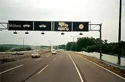 Die ersten Grenz-Schilder von Westen gesehen