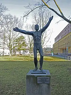 Mann mit erhobenen Arme von 1986 auf dem Gelände des Universitätsklinikums Dresden