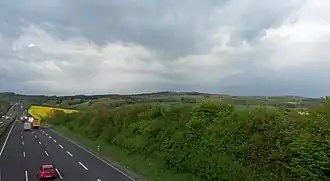 Blick von der Bundesautobahn 7 in Richtung Nordosten zum Großen Staufenberg mit Kleinem Staufenberg am linken Bildrand