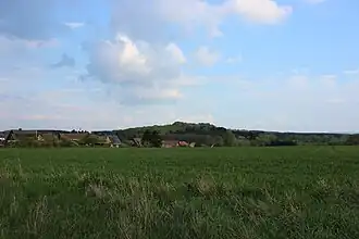 Blick von der Landesstraße&nbsp;562 vorbei am Dorf Lutterberg in Richtung Südosten zum Kleinen Staufenberg