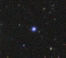 Bilbmittig im All der blau markierte Quasar.