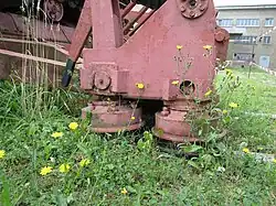 Detailansicht des Rückewerkzeugs einer baugleichen Maschine in Ferropolis