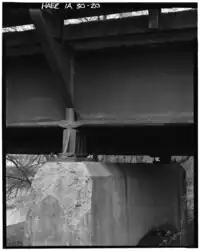 Abgebröckelter Beton am oberen Ende des Pfeilers Nr. 1 am beweglichen Lager unterhalb des südlichen Hauptträgers