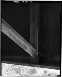 Eine T-Versteifung, die an die Innenseite des Hauptträgers geschweißt ist, zeigt die geschweißte Befestigung mit einer Pendelstütze, Feld 1, Südträger