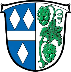 Ortswappen Gau-Heppenheim; eine Hälfte bildet das Familienwappen der Herren von Heppenheim genannt vom Saal