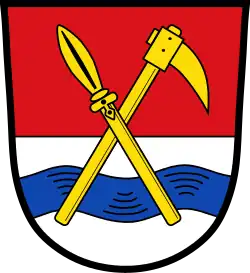 Goldener Speer und goldene Rodungshaue in schräger Kreuzung (Grafrath)