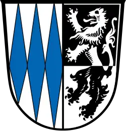 „vorne in Silber drei senkrecht stehende, durchgehende blaue Rauten“,[1] durch die Anordnung bedingt als Spindeln ausgeführt (Pfaffing&nbsp;DE)