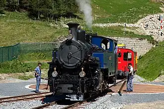 Lok 1 wird in Oberwald auf die Drehscheibe rangiert