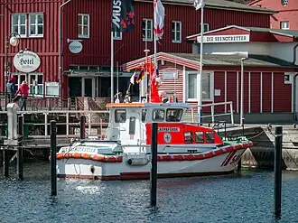 Die ECKERNFÖRDE vor dem Stationsgebäude an der Holzbrücke