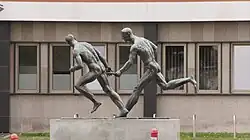 Plastikgruppe „Staffelläufer“ von Senta Baldamus vor DHfK