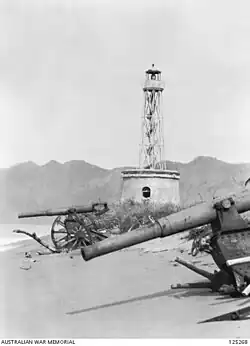 Der Leuchtturm hinter zerstörten niederländischen Geschützen (1946)