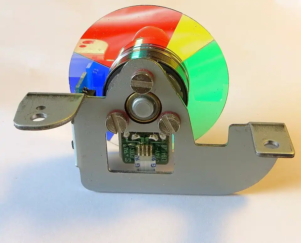 Motorgetriebenes Farbrad aus einem DLP-Projektor mit sechs Farbsegmenten.