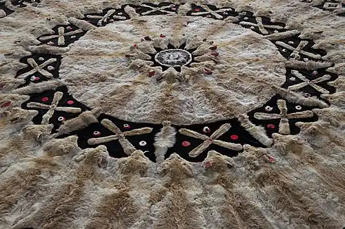 Teppich aus 47 Rotfuchsfellen